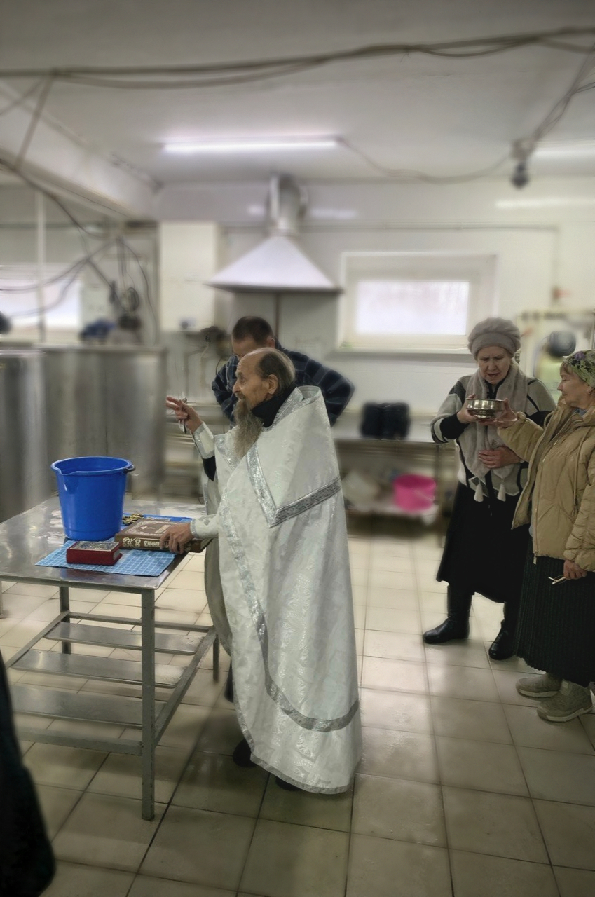 Освящение воды в цехе безалкогольных напитков